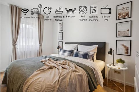 Bed, TV and multimedia, Balcony/Terrace, Photo of the whole room, Decorative detail, Bedroom, furniture