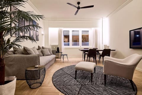 TV and multimedia, Living room, Seating area, fireplace