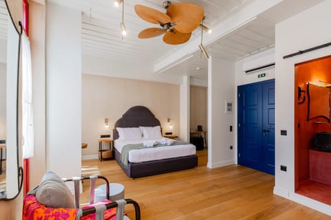 Bed, Photo of the whole room, Seating area, Bedroom, fireplace, wardrobe