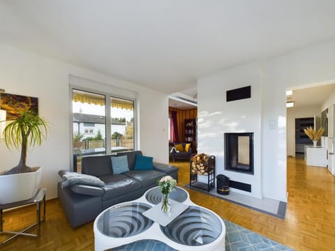 TV and multimedia, Living room, Seating area, flat iron