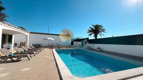 Patio, Swimming pool, sunbed