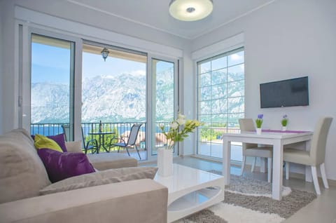 View (from property/room), Balcony/Terrace, Living room, Dining area, Evening entertainment, Mountain view, Sea view