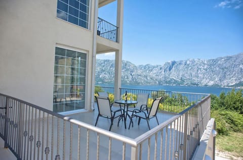 Natural landscape, View (from property/room), Balcony/Terrace, Seating area, Dining area, Mountain view, Sea view
