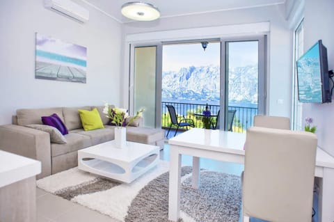 Living room, Seating area, Mountain view