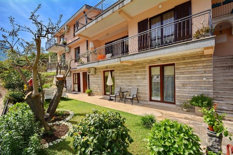 Property building, Facade/entrance, Garden