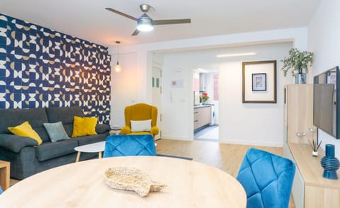 Living room, Seating area, Dining area, fireplace