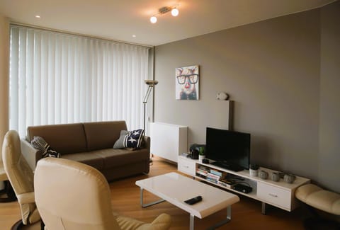 Property building, Communal lounge/ TV room, TV and multimedia, Living room, Seating area