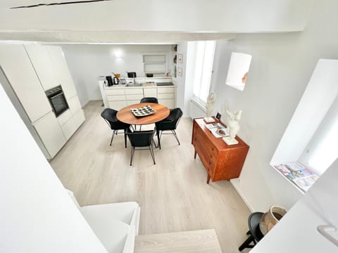Kitchen or kitchenette, Dining area