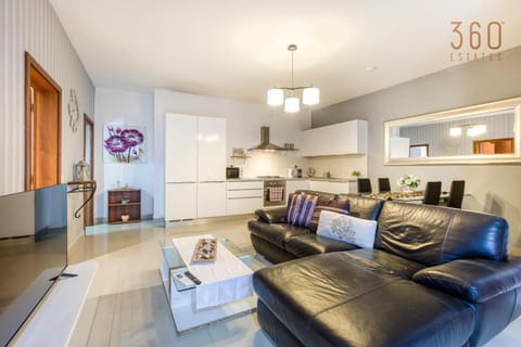 Kitchen or kitchenette, Living room, Seating area, Dining area, minibar, pet friendly, stove