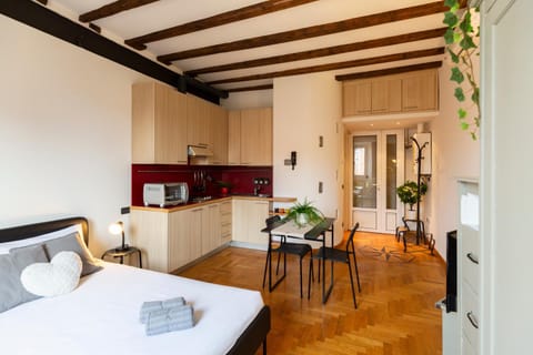 Bed, Living room