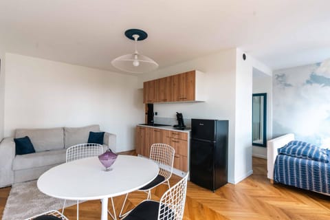Bed, Kitchen or kitchenette, Living room, Photo of the whole room, Seating area, Dining area, Bedroom