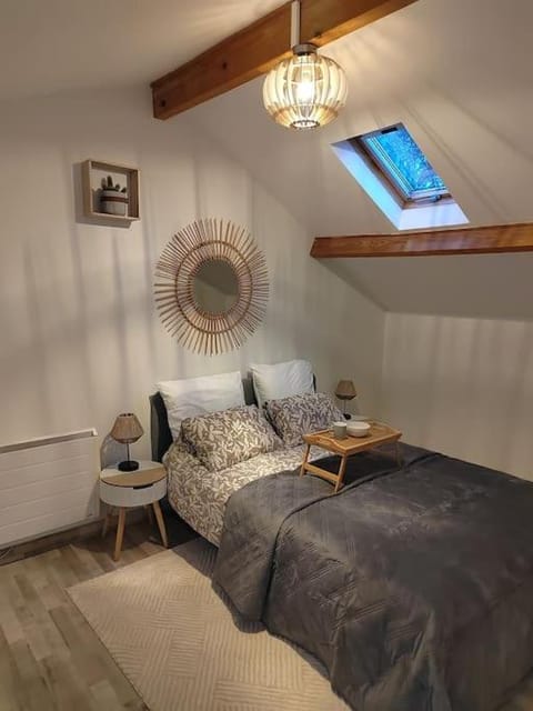 Photo of the whole room, Bedroom