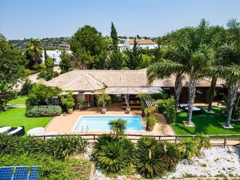 Property building, Garden, Swimming pool