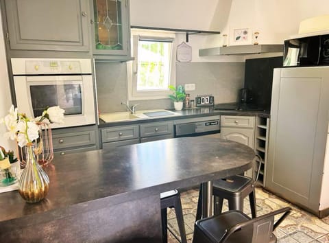 Kitchen or kitchenette, Dining area, dishwasher, oven, stove, toaster