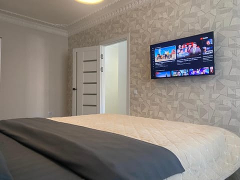 Bed, TV and multimedia, Bedroom
