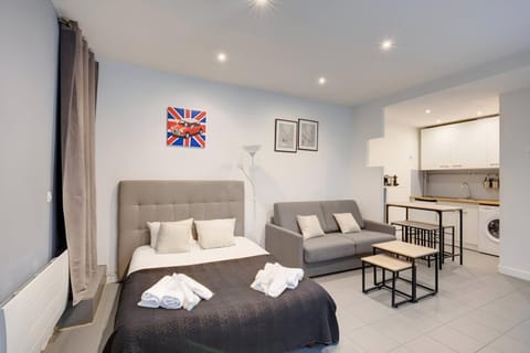 Bed, Kitchen or kitchenette, Living room, Dining area, Bedroom, towels
