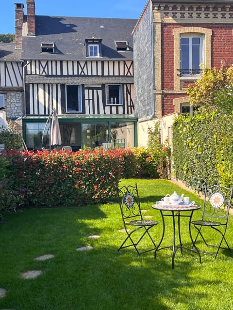 Property building, Patio, Day, Garden, Garden view