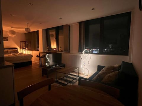 Stay Zeni, Alexandra Rise Manchester Fab Studio Apartment in Stretford