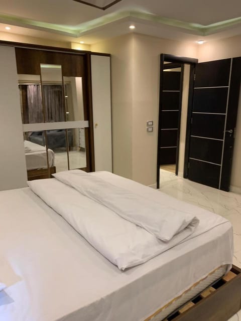 Photo of the whole room, Bedroom, towels