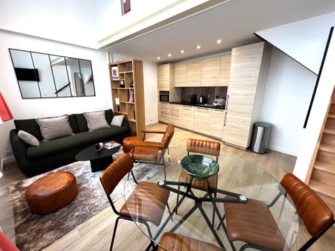 Living room, Seating area, Dining area, minibar, pet friendly