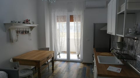 TV and multimedia, Kitchen or kitchenette, Dining area, minibar, pet friendly, stove, air conditioner