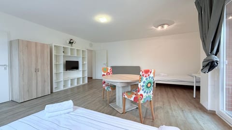 Bed, TV and multimedia, Living room, Photo of the whole room, Seating area, Dining area, Evening entertainment, Bedroom, wardrobe