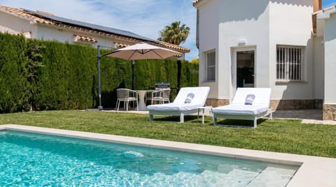 Swimming pool, sunbed