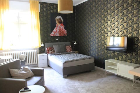 Bed, TV and multimedia, Photo of the whole room, Bedroom