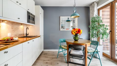 Kitchen or kitchenette, Dining area, stove