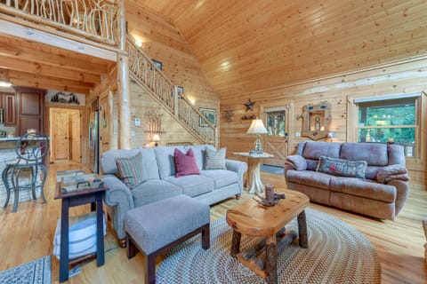 Creekside Maggie Valley Cabin 2 Mi to Skiing! Cabin in Maggie Valley