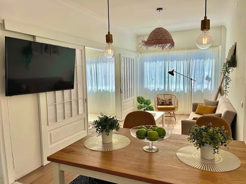 TV and multimedia, Living room, Seating area, Dining area