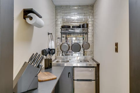 Cozy, Pet-Friendly Retreat in Hickory with Fire Pit! House in Hickory