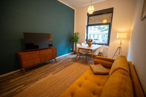 Communal lounge/ TV room, TV and multimedia, Living room, Seating area, Evening entertainment
