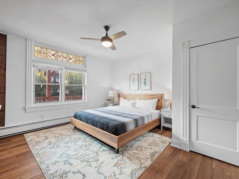 Shadyside, Pittsburgh, Modern and Accessible 2 Bedroom Unit2 with Free Parking Apartment in Shadyside