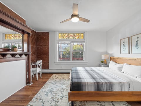 Shadyside, Pittsburgh, Modern and Accessible 2 Bedroom Unit2 with Free Parking Apartment in Shadyside