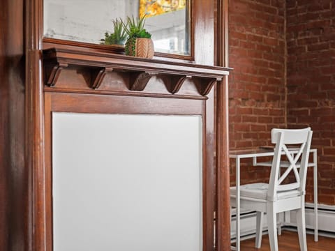 Shadyside, Pittsburgh, Modern and Accessible 2 Bedroom Unit2 with Free Parking Apartment in Shadyside