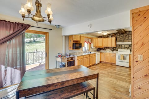 Lead Hideaway with Fireplace, Grill and New Deck! House in Lead