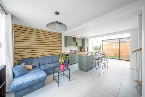 Maison rénové proche Paris 15. House in Malakoff