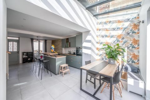 Maison rénové proche Paris 15. House in Malakoff