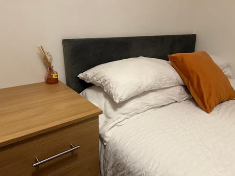 The Coral Guest House 1 Mile from Winchester Market Bed and Breakfast in Winchester