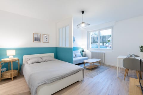 Bed, Seating area, Bedroom