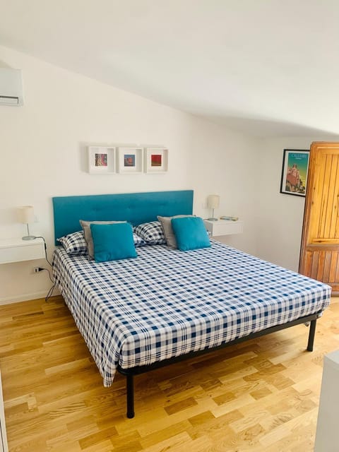 Bed, Photo of the whole room, Bedroom, air conditioner