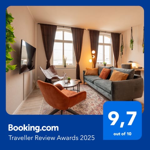 TV and multimedia, Living room, Decorative detail, Seating area, Evening entertainment, Certificate/Award