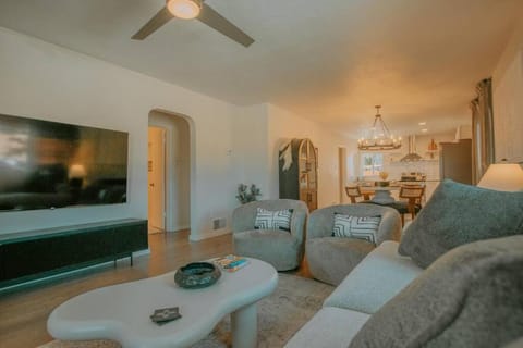 Casa Urbana-Close to Downtown-Hot Tub-Pet Friendly-No Pet Fees! House in Albuquerque