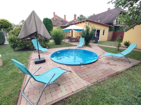 Property building, Summer, Swimming pool, sunbed