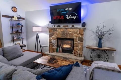 Harmony Hill Stylish 4bd Mountain Retreat, Hot Tub, Games House in Middle Smithfield