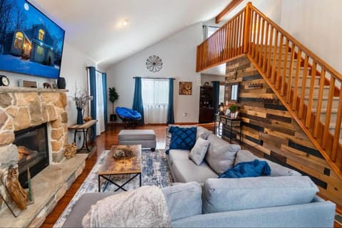 Harmony Hill Stylish 4bd Mountain Retreat, Hot Tub, Games House in Middle Smithfield