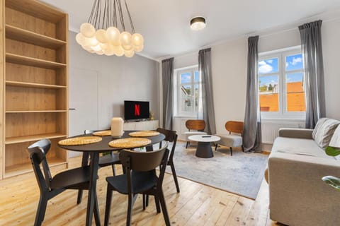 Communal lounge/ TV room, TV and multimedia, Living room, Seating area, Dining area, Evening entertainment