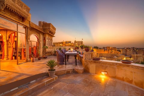 Property building, Nearby landmark, Restaurant/places to eat, Balcony/Terrace, Sunset