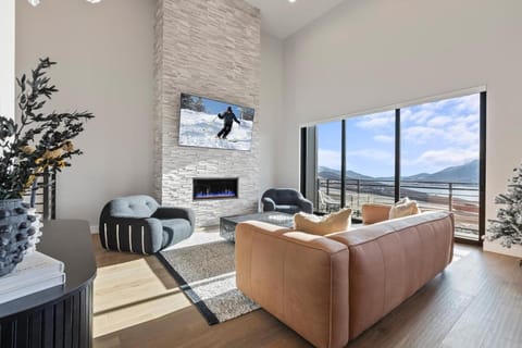 Mountain House PC, Snowy Lake Views Private Hot Tub, New Build, Jordanelle Lake! House in Hideout